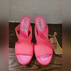 CCILU rubber Molded Shoes. Lightweight. Not Worn See Pictures. Size 7 (Bin16)